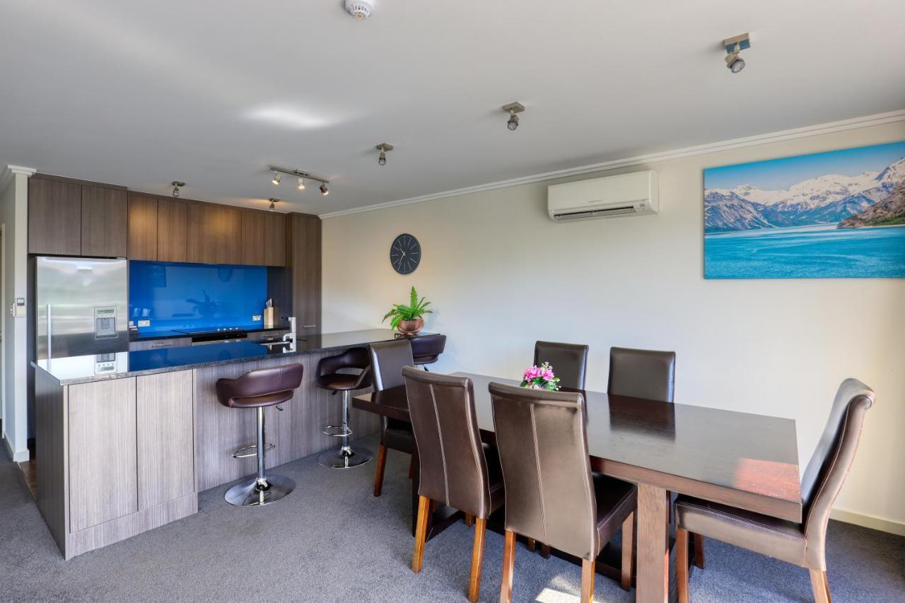 Marsden Lake Resort Central Otago Cromwell Exterior foto A kitchen and dining room in a typical apartment