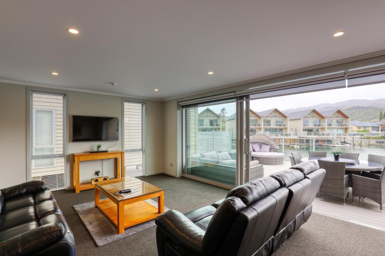 Marsden Lake Resort Central Otago Cromwell Exterior foto Living room with sliding doors