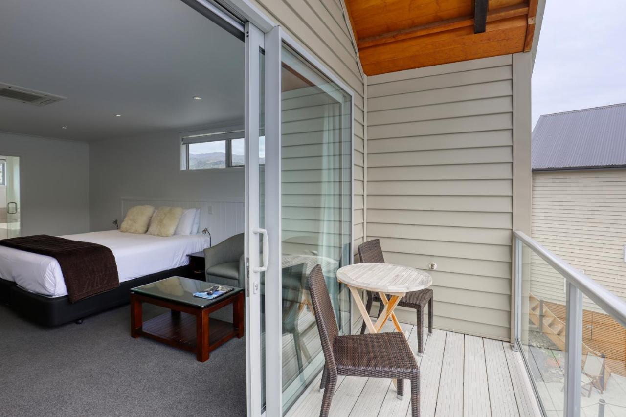 Marsden Lake Resort Central Otago Cromwell Exterior foto A balcony in a hotel room