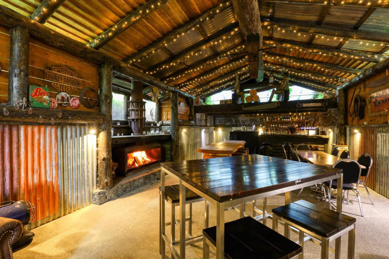 Marsden Lake Resort Central Otago Cromwell Exterior foto The interior of the bar